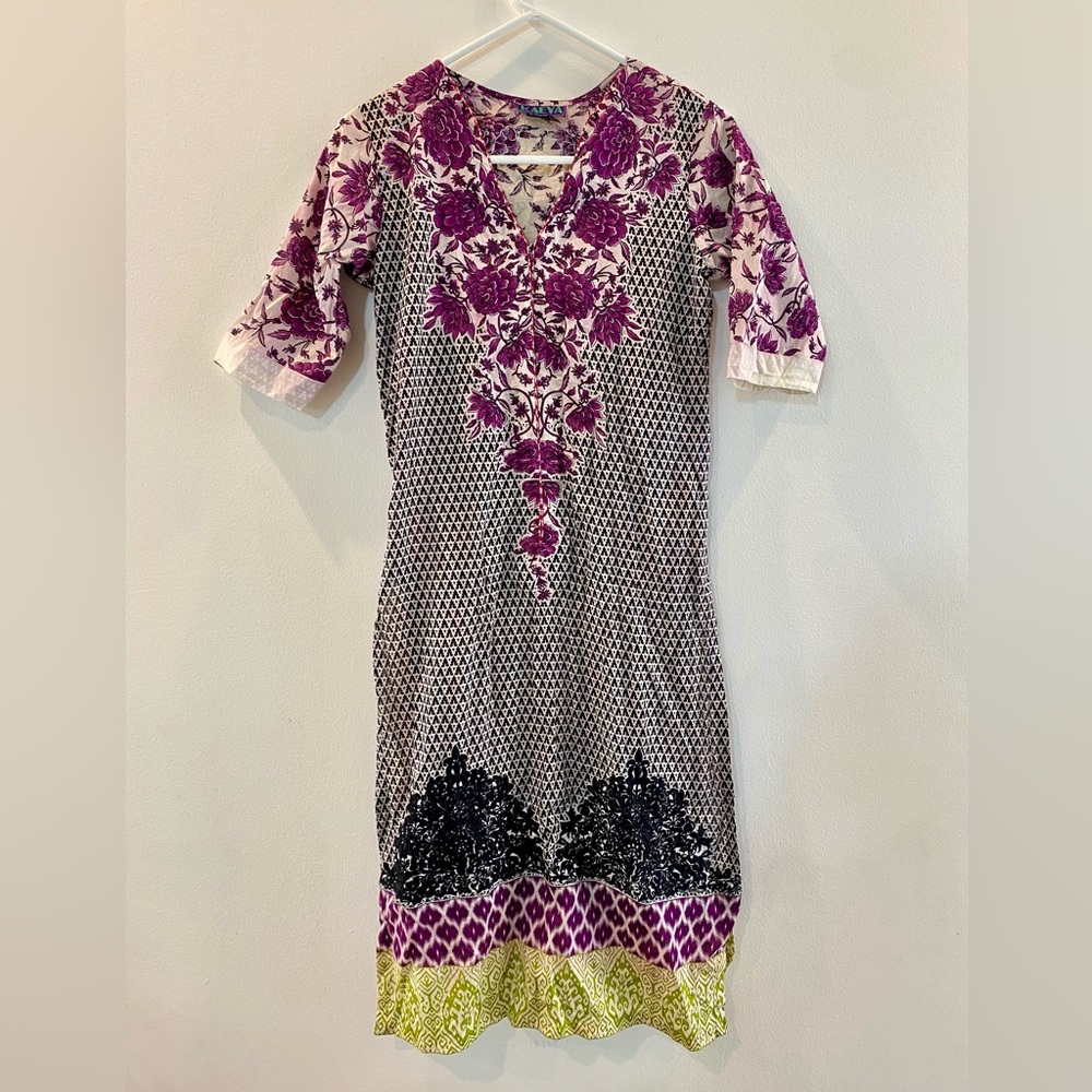 Floral Print V-Neck Tunic Dress in Purple and Black